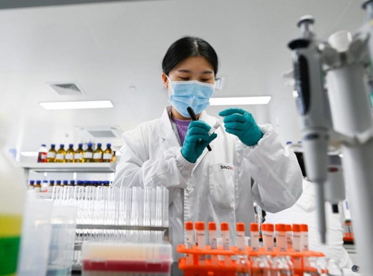 دبیر ستاد کرونا: می‌خواهیم تا قبل از توزیع واکسن داخلی، ۲ میلیون واکسن خارجی بخریم؛ خرید از چین و هند محتمل‌تر است/ فایزر نمی‌تواند استامینوفن به ما بدهد، واکسن به جای خود