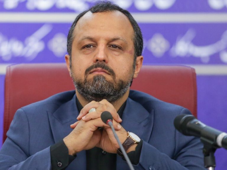 وزیر اقتصاد: هزار نفر از سوداگران ارز شناسایی شدند/ یکی از این افراد ۹ هزار میلیارد تومان خرید و فروش ارز داشت/ ۶۰۰ نفر از این آنها تاکنون هیچ مالیاتی پرداخت نکرده بودند