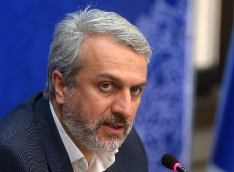 وزیر صنعت: اگر قیمت خودروهای وارداتی بیش از قیمت آن در خارج از کشور باشد، این مابه‌التفاوت در قالب سود بازرگانی به خزانه دولت واریز می‌شود تا هیچ رانتی برای واردکنندگان ایجاد نشود/ این‌ طور نیست که هرکسی برای خودش بتواند خودرو وارد کند/ باید اعلام کنند که در ازای واردات خودرو چه فناوری را به کشور وارد می‌کنند