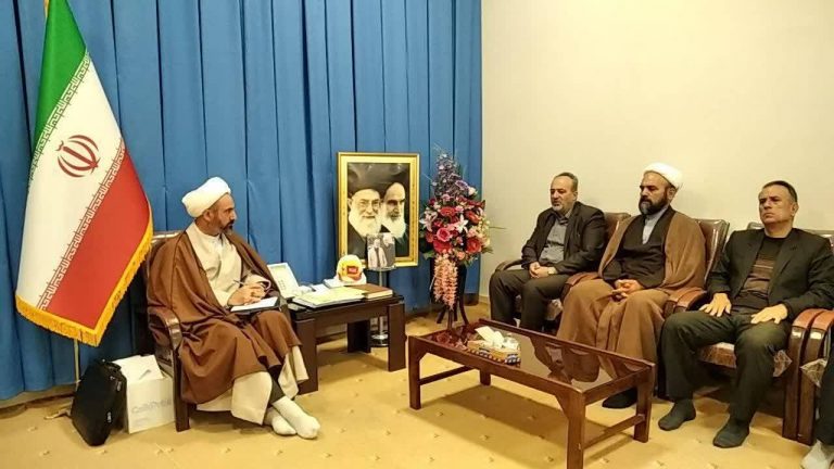 امام جمعه ایلام تاکید کرد: توجه هنرمندان در توسعه فرهنگی و هنری فرهنگ غالب استان باشد