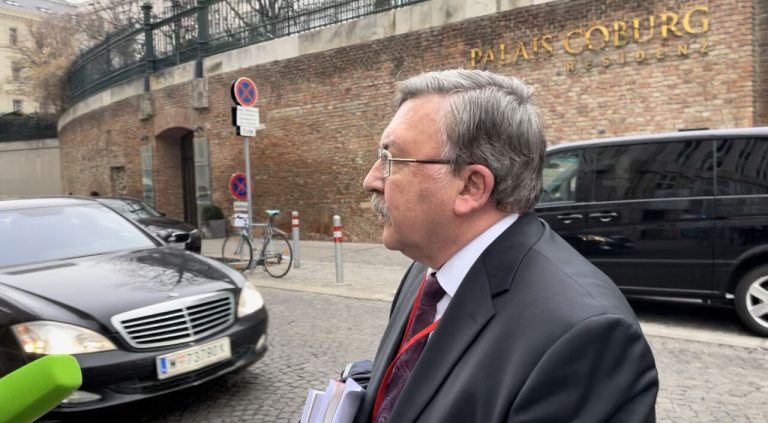 اولیانوف: هنوز تغییر چندانی در موضع‌ اروپایی‌ها در مذاکرات رخ نداده/ خیلی وقت پیش توافق کردیم بر مبنای متون ژوئن کار کنیم اما هرکدام از هیات‌ها حق دارند پیشنهادهای خود را ارائه کنند