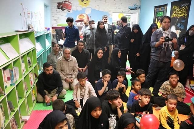 بازدید مهدی رمضانی دبیر کل نهاد کتابخانه های عمومی کشور از موکب فرهنگی در کتابخانه مرکزی شهر مهران