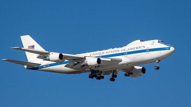 تایمز: هواپیمای «روز قیامت» در سفر اخیر بایدن همراه او بود/ این هواپیما در صورت حمله هسته‌ای، شانس بقای بسیار بالایی دارد/ این هواپیما یک «پنتاگون متحرک» است؛ امکان کنترل تسلیحات هسته‌ای آمریکا در هر نقطه از جهان را فراهم می‌کند