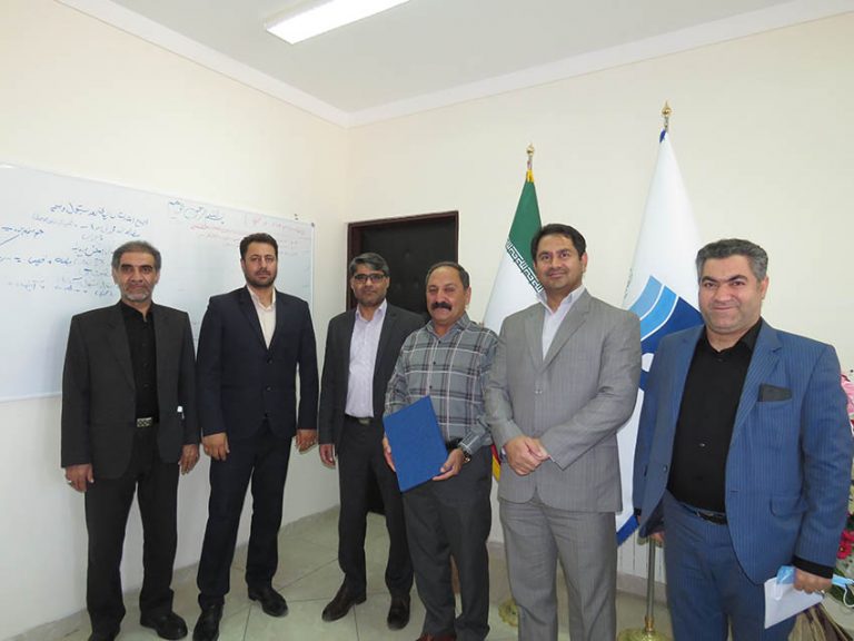 تقدیر از همکار آزاده دوران دفاع مقدس در شرکت آب منطقه ای ایلام