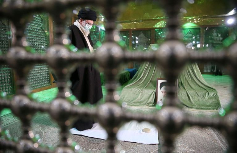 حضور رهبر انقلاب در حرم امام و گلزار شهدای بهشت زهرا