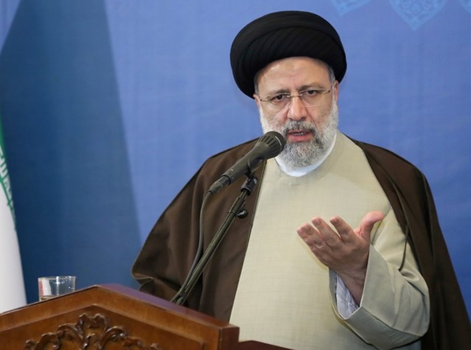 دستور رئیسی: عوامل مداخله‌گر در بازار ارز را شناسایی و با جدیت به وظیفه خود عمل کنید/ بانک مرکزی: درآمد ارزی کشور در ۸ ماه اخیر به اندازه تمام سال گذشته بوده؛ تغییرات نرخ ارز نتیجه عملیات روانی است