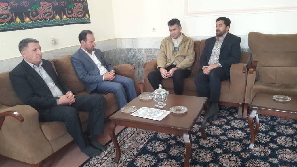 دیدار مدیرکل بنیاد شهید و امور ایثارگران استان ایلام با خانواده شهدا در سفر به شهرستان ایوان