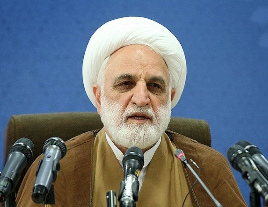 رئیس قوه قضاییه: در مقوله حجاب و عفاف، قاضی و ضابطین باید در چارچوب قانون گام بردارند؛ نمی‌خواهیم کار هیجانی و زودگذر انجام دهیم/ اینکه چه کسی به عنوان یک فرد، حجاب دارد یا ندارد، حجابش کم‌رنگ است یا پررنگ، یک بحث است اما شناسایی دست‌های پشت‌پرده ترویج بی‌عفتی و بی‌حیایی، نیاز به کار اطلاعاتی دارد/ دادستان‌ها، ضابطین و سیستم اطلاعاتی در برابر افراد متجاهر به گناه و جرم در انظار عمومی، اقدامات قانونی لازم را ترتیب دهند