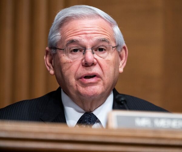 رئیس کمیته روابط خارجی سنا: زمان آن رسیده است که بایدن به مذاکرات هسته‌ای با ایران پایان دهد/ در این مرحله دیگر دیپلماسی گزینه مناسبی نیست