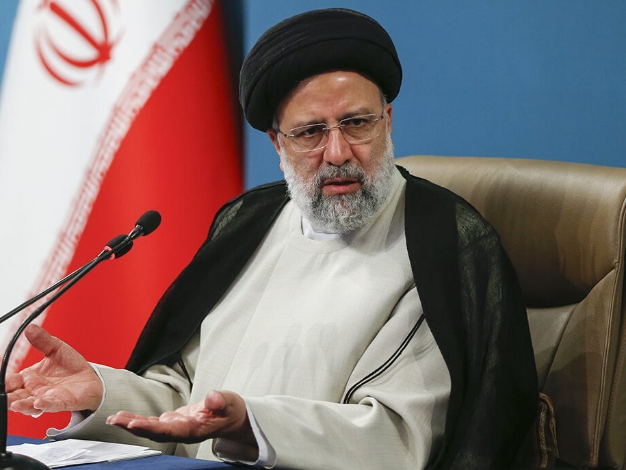 رئیسی: برخی نگاهشان به آن سوی مرزها بود و معتقد بودند که مسائل را نمی‌توان حل کرد/ ما نگاه اصحاب «نمی‌شود»، «مگر می‌شود»، «نخواهد شد» و «بودجه نداریم» را نداریم/ ممکن است اعتبارات کافی نباشد اما با عقلانیت و تشخیص اولویت‌ها مسائل قابل حل است