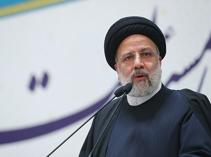 رئیسی در دانشگاه تهران: در کردستان یک آقایی شکلاتی به من داد، چه کردند با این بیچاره/ می‌گویند دیکتاتوری، شما این موضوع را ببینید، کی دیکتاتور است؟/ من در انتخابات حرفی درباره اینترنت زدم که گاهی بعضی‌ها می‌خواهند آن را یادآوری کنند؛ خودم یادم هست/ دلیل محدودیت‌های اینترنتی ناامنی و اختلالی است که دشمن ایجاد کرده