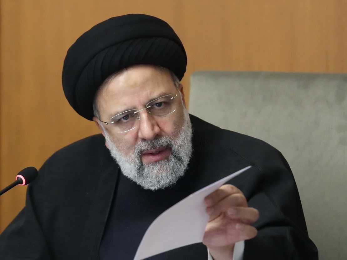 رئیسی: چرا به ما از کانال‌های مختلف پیام می‌دهید که آماده گفتگو هستیم و قصد براندازی نداریم؟ ما شما را می‌شناسیم/ به معاندین رحم نخواهیم کرد/ با سخن از آزادی و شعار‌های فریبنده ملت‌ها را به بدبختی می‌اندازند/ برای ما دوگانه‌های غلط درست نکنید/ بی‌سواد کسی است که نداند در مقابل چه کسی بایستد/ به دهه هشتادی‌ها و نودی‌ها بگویید که این نظام رهبری دارد که در هدایت امت بی‌نظیر است