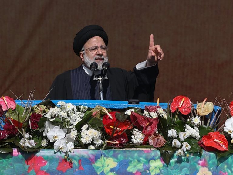 رئیسی در جمع راهپیمایان ۲۲ بهمن: اگر دنبال شنیدن صدای ملت هستید، این‌ها ملت ایران هستند/ به برکت انقلاب اسلامی، زنان آزادند/ فریب‌خوردگان اغتشاشات متوجه شدند که دشمن دنبال فتنه است و مسئله‌اش نه «زن» است، نه «زندگی» و نه «آزادی»/ به دهه هشتادی‌ها و نودی‌ها می‌گویم که آینده ایران اسلامی بسیار بسیار درخشان است