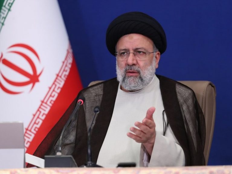 رئیسی: افتخارم این است که بسیجی باشم/ با روحیه بسیجی می‌توان بر مشکلات غلبه کرد/ دشمن به دنبال تغییر در سبک زندگی مردم است اما چون گستردگی ماموریت‌های بسیج زیاد است، همواره با شکست مواجه شده