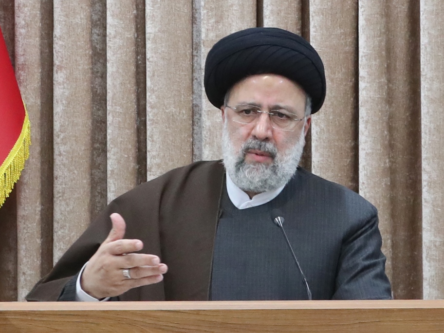 رئیسی: به هیچ وجه نمی‌خواهیم قیمت بنزین را افزایش دهیم/ در حال بررسی طرح هایی هستیم که نحوه توزیع بنزین را عادلانه کند؛ آن هم فعلا به صورت آزمایشی و محدود اجرا می شود