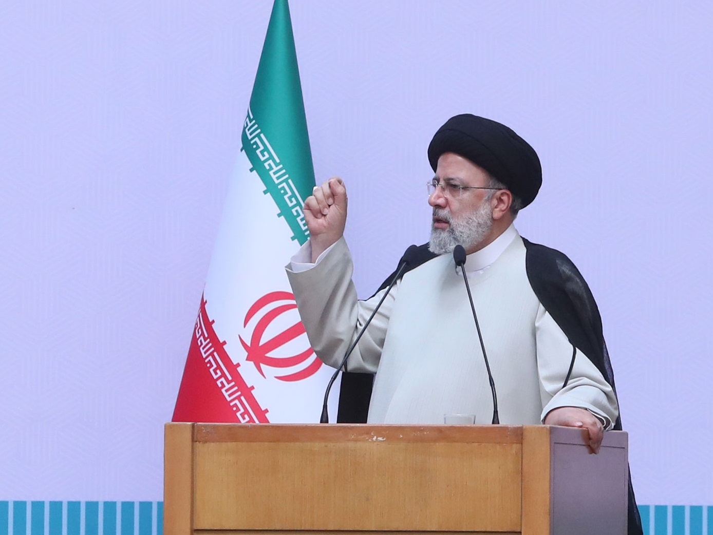 رئیسی: در سفرهای خارجی و ملاقات با سران کشورهای همسایه، شاهد اشتیاق آنها به تولیدات و محصولات ایرانی هستم هر تولیدکننده باید راهکارهای کاهش قیمت تولید را پیدا کند/ باید نسبت به مسأله خام‌فروشی شدیداً حساس باشیم