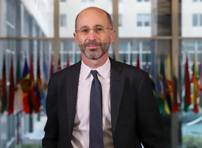 رابرت مالی: در مذاکرات مربوط به آزادی زندانیان آمریکایی در ایران پیشرفت داشته‌ایم/ این رایزنی ها جدا از مذاکرات بر سر برجام دنبال می‌شود اما نمی‌توانم بگویم هیچ ارتباطی به هم ندارند