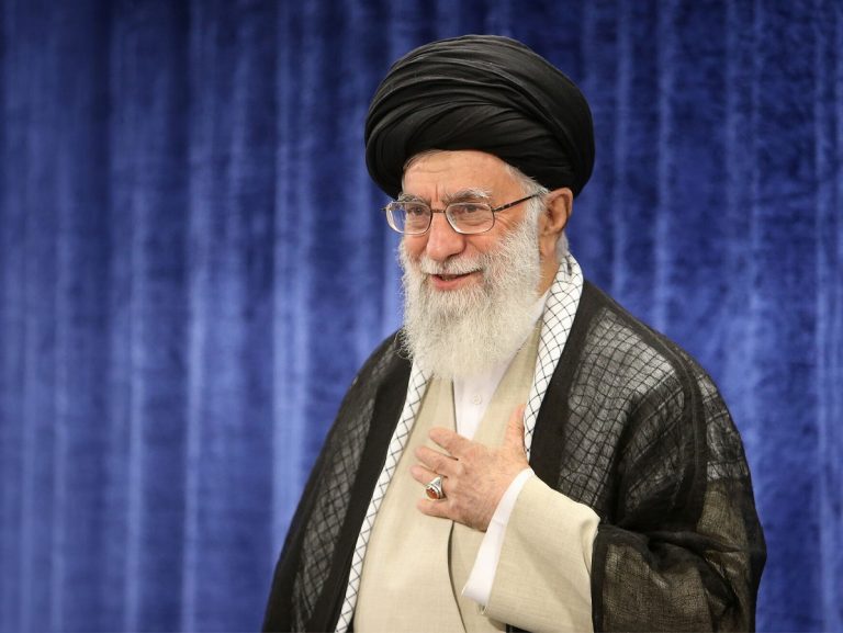 رهبر معظم انقلاب: پیروز بزرگ انتخابات، ملت ایران است که در برابر تبلیغات رسانه‌های مزدور دشمن و وسوسه‌ خام‌اندیشان و بدخواهان، قد برافراشت/ نه گلایه از دشواری معیشت، نه تهدید بیماریِ فراگیر، نه مخالف‌خوانیها و نه حتی برخی اختلالات در جریان رأی‌گیری، نتوانست انتخابات را دچار مشکل سازد