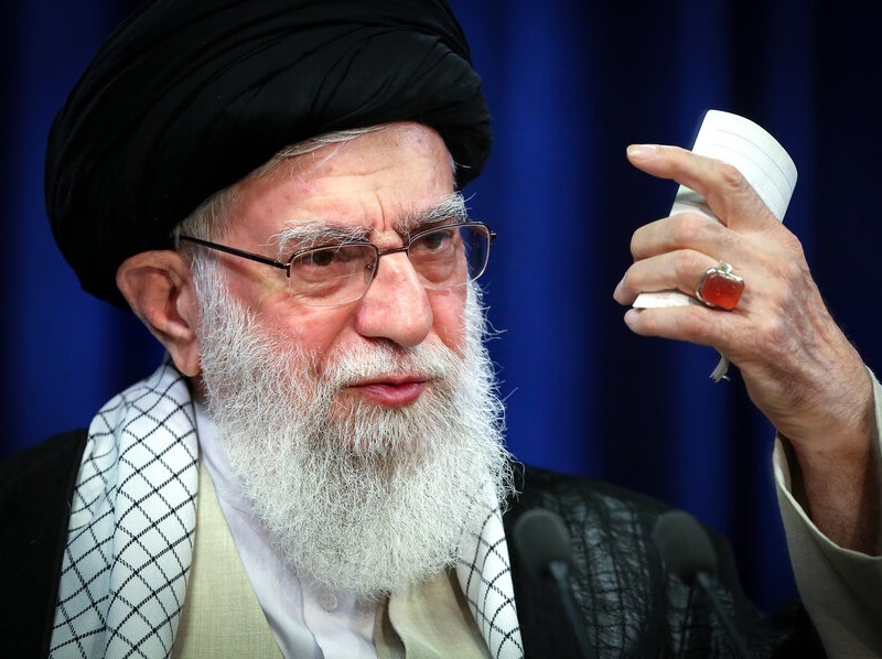 رهبر انقلاب: در قضایای اخیر، در دلم به مهندسی خوب دشمن «آفرین» گفتم/ نقشه دشمن، جامع اما محاسبه آنها غلط بود/ وضعیت اقتصادی کشور خوب نیست؛ این مشکل زمینه‌ای بود که از آن استفاده کنند/ خیال می‌کردند با تشویق چند عنصر خودفروخته به پناهندگی به کشوری دیگر و لجن‌پراکنی علیه ایران، جوانان ما ناامید می‌شوند/ باید حواسمان باشد؛ اینگونه نباشد که دچار غرور شویم و بگوییم قضایا تمام شد؛ باید در میدان بمانیم