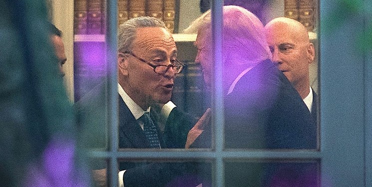 رهبر دموکراتهای سنا: از اعضای کابینه ترامپ می خواهم او را برکنار کنند/ او حتی یک روز دیگر هم نباید رئیس جمهور باشد