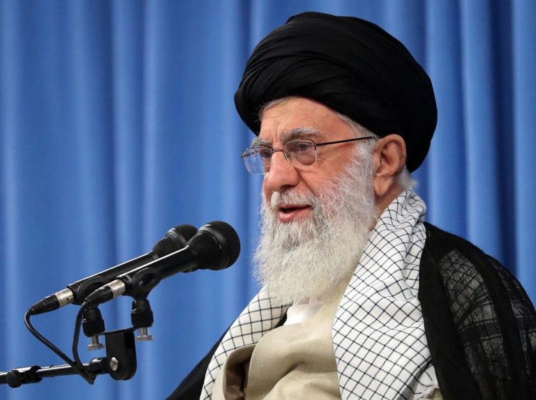 رهبر معظم انقلاب: یک عده‌ای ادعای فهم سیاسی دارند، ولی تحلیل‌هایشان انسان را متاسف می‌کند؛ می‌گویند برای اینکه بتوانید این اغتشاش‌ها را ساکت کنید باید مشکلاتشان را با آمریکا حل کنید/ چرا دشمن به دنبال برجام ۲ و ۳ بود؟ برجام ۲ یعنی ایران به طور کلی از منطقه خارج شود؛ برجام ۳ هم یعنی ایران به هیچ سلاح راهبردی‌ای دست پیدا نکند