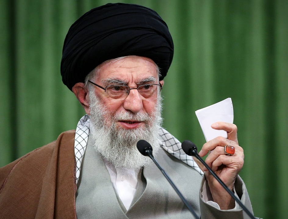 رهبر معظم انقلاب: در برجام به برخی نکته‌ها توجه نشد و مشکلاتی پیش آمد که می‌بینیم/ آن کسانی که دم از تسلیم در مقابل آمریکا می‌زنند، نمی‌توانند به این انقلاب پایبند باشند