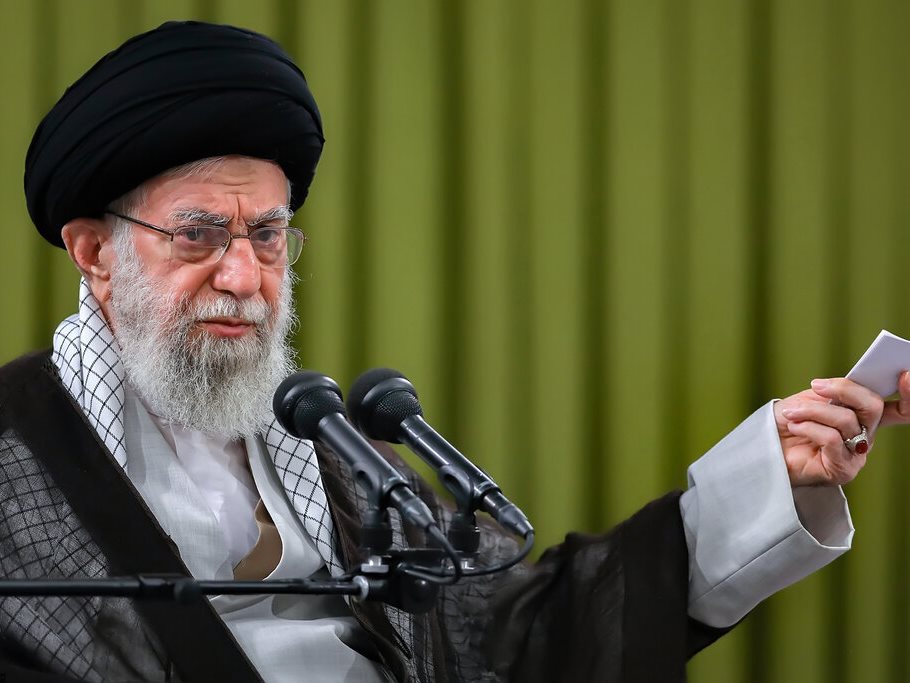 رهبر معظم انقلاب: القاء بن‌بست و اینکه مسئولان، اداره کشور را بلد نیستند، کار بدخواهان ایران است/ هر کس مردم را به برنامه‌ریزی‌های مسئولان بی‌اعتقاد یا بدبین کند، به سود دشمن کار کرده