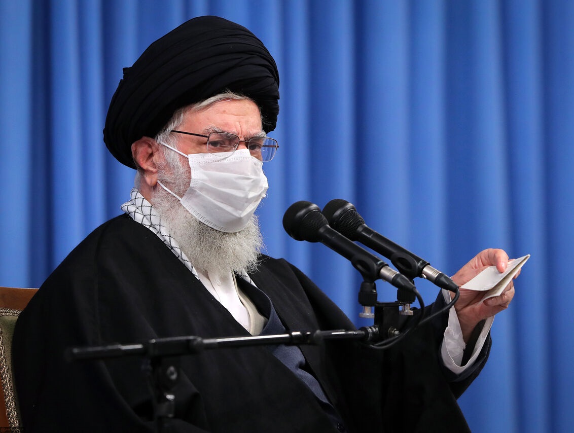 رهبر معظم انقلاب: استخدام پرستاران شوخی نیست؛ باید توسط مسئولان به شدت دنبال شود/ باید خیال پرستاران و خانواده‌هایشان راحت باشد