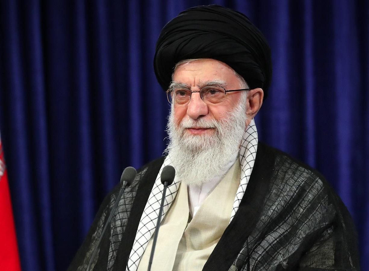 رهبر معظم انقلاب: بعضی‌ها روی آراء باطله تکیه می‌کنند؛ آراء باطله دلیل جدایی آن افراد از نظام است؟ ابداً، ابداً؛ عکس قضیه است/ بعضی‌ها روی این چیز‌های بی‌خودی همین‌طور تحلیل‌های غلط می‌کنند/ ممکن است با بعضی نظرات شورای نگهبان مثلاً با یک مورد، دو مورد یا کمتر یا بیشترش موافق هم نباشم، اما طبق قانون و وظیفه عمل کردند/ نامه می‌نویسند و در فضای مجازی حرف می‌زنند که عظمت این انتخابات را انکار کنند، اما فایده‌ای ندارد