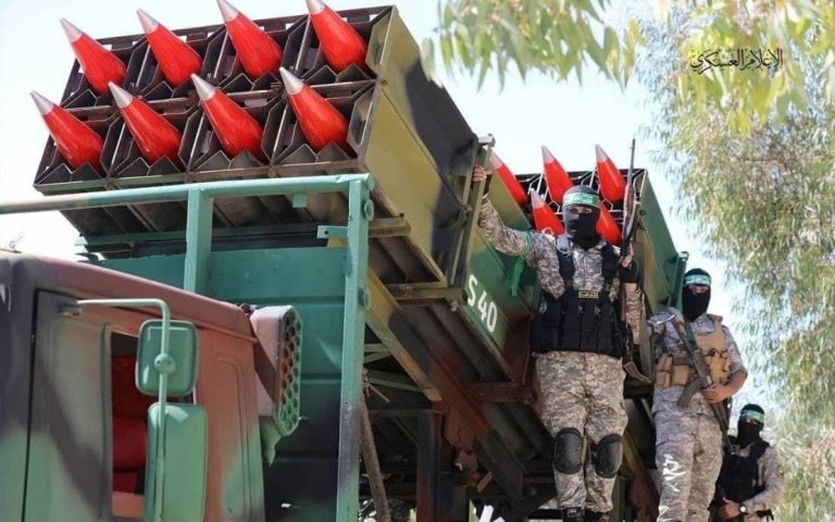 رونمایی از موشک‌ سجیل در غزه/ حماس: در جنگ اخیر از این موشک ها استفاده کردیم/ کلاهک‌های انفجاری آن از موشک‌های انگلیسی که در نزدیکی سواحل غزه پیدا کردیم، ساخته شده