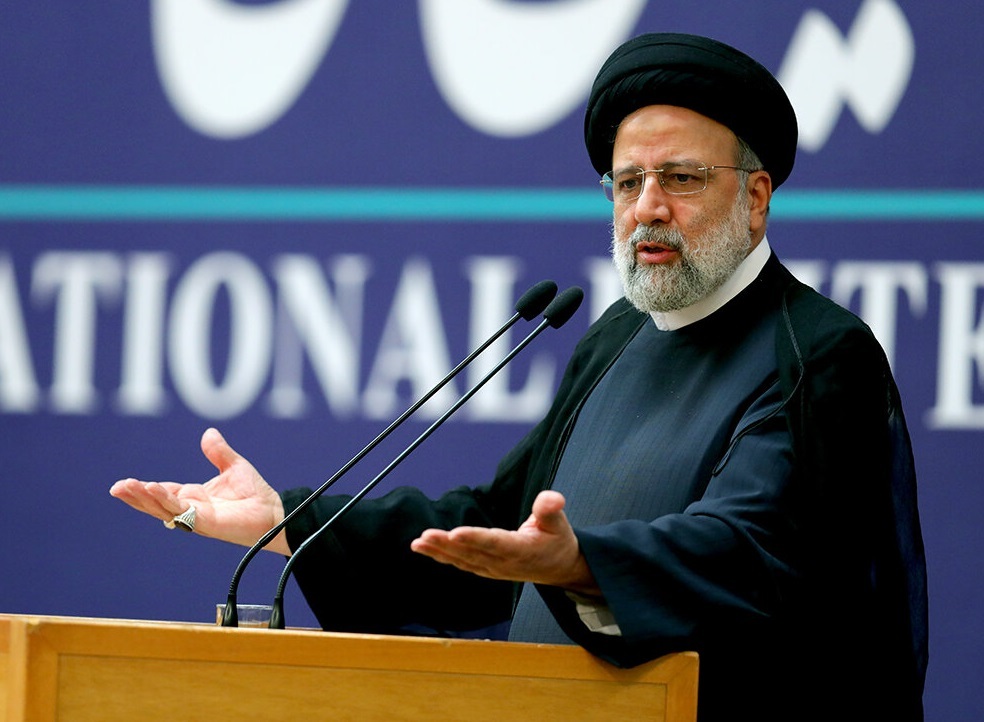 رئیسی: اگر رشد تولید و صادرات دشمن را عصبانی می‌کند، بگذار عصبانی شود و از این عصبانیت بمیرد/ ما افسران و سربازان خنثی‌کردن و دور زدن تحریم‌ها را داریم/ در نیویورک و سمرقند یکی از خواسته‌هایشان این است که یکی از صنایع‌ نظامی‌مان را به آن‌ها بفروشیم؛ می‌گویند ما شنیده‌ایم که صنایع نظامی شما پیشرفته‌ است و با بقیه کشورها فرق دارد