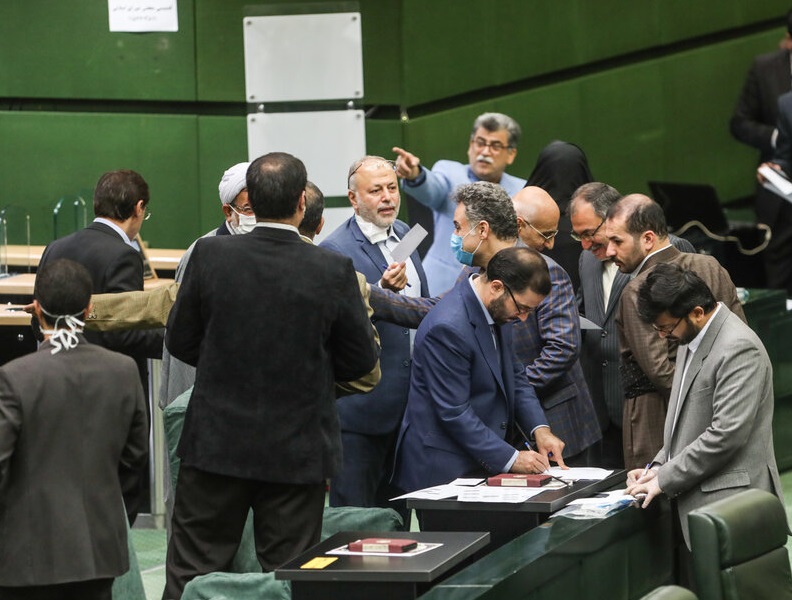 طرح برگزاری رفراندوم برای حذف یارانه‌ها و پرداخت مستقیم آن به مردم/ ۲۲ نماینده، طرح را امضا کرده اند/ نماینده مجلس: به ۱۰۰ امضا نیاز داریم تا این موضوع در صحن علنی مطرح شود