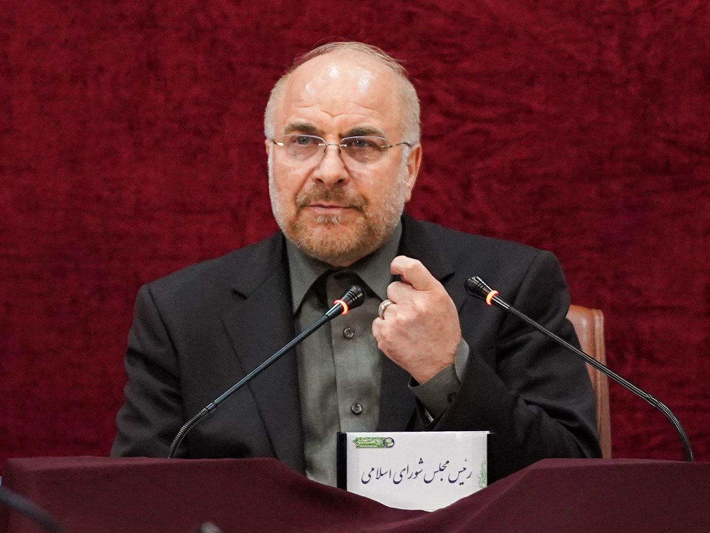 قالیباف: پشتکار انقلابی در شرایطی که هر سه قوه هماهنگی و همکاری دارند، باعث ایجاد امید در مردم شده/ باید از این فرصت استفاده کرد تا دشمن به هدف خود یعنی مشروعیت زدایی، بن بست نمایی و ناامید کردن مردم و مسئولان نرسد/ صنایع دفاعی توانسته تفاوت خود با بخش‌های دیگر را که دچار وادادگی شده اند، نشان دهد