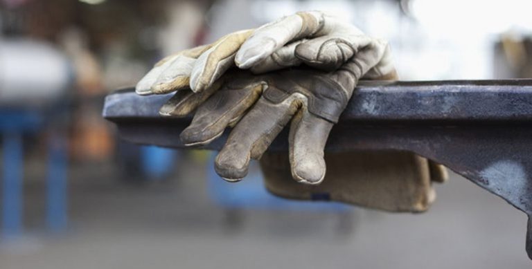 معاون وزیر بهداشت: فردی که نان شب ندارد چطور ۱۴ روز در خانه بماند