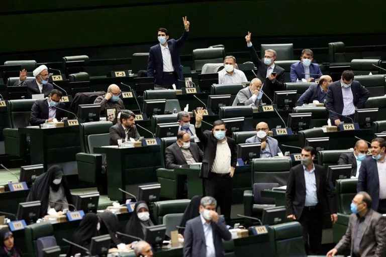 نامه جمعی از نمایندگان:  فعالیت کمیسیون صیانت قانونی است/ تخلفات مجلس قابل پذیرش نیست