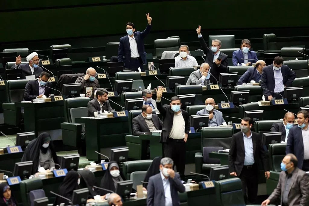 نامه جمعی از نمایندگان:  فعالیت کمیسیون صیانت قانونی است/ تخلفات مجلس قابل پذیرش نیست