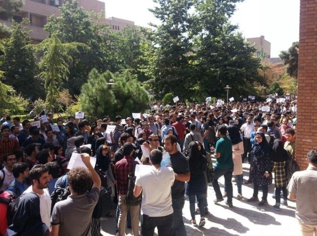 وزارت کشور: دستورالعمل برگزاری تجمعات قانونی تهیه شد/ در مهرماه امسال همزمان با شروع اعتراضات، این دستورالعمل آماده ابلاغ نبود/ دستورالعمل در همین روزها ابلاغ می‌شود