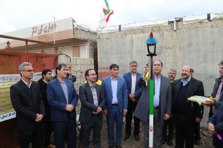 طی آئینی با حضور معاون هماهنگی امور اقتصادی استاندار ایلام، نماینده حوزه جنوب استان در مجلس شورای اسلامی، فرماندار دره‌شهر، مدیرعامل شرکت گاز استان و جمعی از مسئولان استانی و محلی، مشعل گاز در ۳ روستا و ۳ واحد تولیدی و صنعتی دره‌شهر به‌مناسبت ایام‌الله دهه‌فجر روشن شد. به گزارش روابط عمومی شرکت گاز استان ایلام؛ مدیرعامل شرکت گاز استان ایلام با اشاره به اینکه با گازرسانی به این تعداد روستا، شهرستان دره‌شهر در ردیف مناطق سبز استان قرار گرفته است، گفت: به برکت نظام و انقلاب، هم‌اکنون دورافتاده‌ترین مناطق روستایی استان از نعمت گاز طبیعی برخوردار شده‌اند. محمود کشاورز افزود: این روستاها شامل گرز‌لنگر، دره‌دول و فرهاد‌آباد و ۳ واحد تولیدی و صنعتی هستند که در مجموع برای گازرسانی به این روستاها و صنایع، ۱۹ هزار‌ متر شبکه توزیع گاز، اجرا شده است. وی با بیان اینکه برای گازرسانی به این تعداد صنایع، ۱۶ میلیارد و ۷۸۱ میلیون ریال از محل اعتبارات داخلی شرکت ملّی گاز ایران هزینه شده‌ است، اظهار داشت: شرکت گاز استان در راستای تحقق نامگذاری سال‌جاری و کمک به صنایع استان با گازرسانی به واحدهای صنعتی و تولیدی، در کاهش هزینه‌های سوخت، کاهش آلایندگی، پایداری تولید و اشتغال مستمر این واحدها، نقشی فعال ایفا می‌ کند. وی با اشاره به اینکه برای گازرسانی به این تعداد روستا، ۴۹ میلیارد ریال از محل اعتبارات داخلی شرکت ملّی گاز ایران هزینه شده است، تصریح کرد: با گازرسانی به این روستاها بیش از ۲۴۶ خانوار از نعمت گاز طبیعی برخوردار شدند. مدیرعامل شرکت گاز استان گفت: علاوه بر این‌ها، ۴ واحد تولیدی و صنعتی با اعتباری بالغ بر ۱۱۱ میلیون ریال و طول ۳۰ متر شبکه توزیع گاز، تا پایان سال‌جاری به شبکه گازرسانی متصل می‌شوند. معاون هماهنگی امور اقتصادی استانداری ایلام در این مراسم از تلاش شرکت گاز استان برای گازرسانی به مناطق محروم و کمتر توسعه یافته ایلام قدردانی کرد و گفت: گازرسانی به مناطق روستایی استان از میانگین کشوری بالاتر است. شهریار عباسی افزود: در حال حاضر ۹۹ درصد مناطق روستایی استان از نعمت گاز طبیعی برخوردار هستند که نتیجه تلاش شرکت گاز ایلام در گازرسانی به مناطق محروم است. وی اظهار داشت: گاز با صرف هزینه‌های فراوان و عبور از مناطق صعب‌العبور و کوهستانی به شبکه گاز روستایی متصل می‌شود که انتظار می‌رود با رعایت نکات ایمنی، در مصرف گاز صرفه‌جویی کنند. نماینده حوزه جنوب استان در مجلس شورای اسلامی گفت: با پیگیریهای انجام شده و اخذ موافقت وزیر نفت، خوشبختانه برای روستاهای بالای ۲۰ خانوار که سرانه گازرسانی به آنها بیشتر از سرانه مصوب کشوری بود، گازرسانی اجرا و هم‌اکنون از نعمت گاز برخوردار شده اند. بهزاد علیزاده با اشاره به اینکه به برکت نظام و انقلاب، گازرسانی به همه روستاهای دارای قابلیت گازرسانی استان، سال آینده به اتمام می‌رسد، افزود: از اقدامات انجام شده توسط شرکت گاز استان ایلام در تسریع به گازرسانی به این روستاها که دارای بعد‌مسافت با مرکز شهرستان و استان هستند، تقدیر و تشکر می کنم.